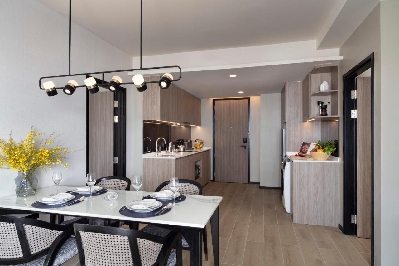 Somerset Pattaya Eksteriør billede The kitchen and dining area of a typical apartment