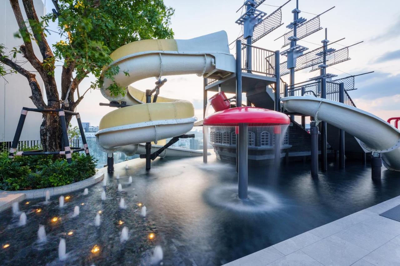 Somerset Pattaya Eksteriør billede Water slide at the rooftop pool
