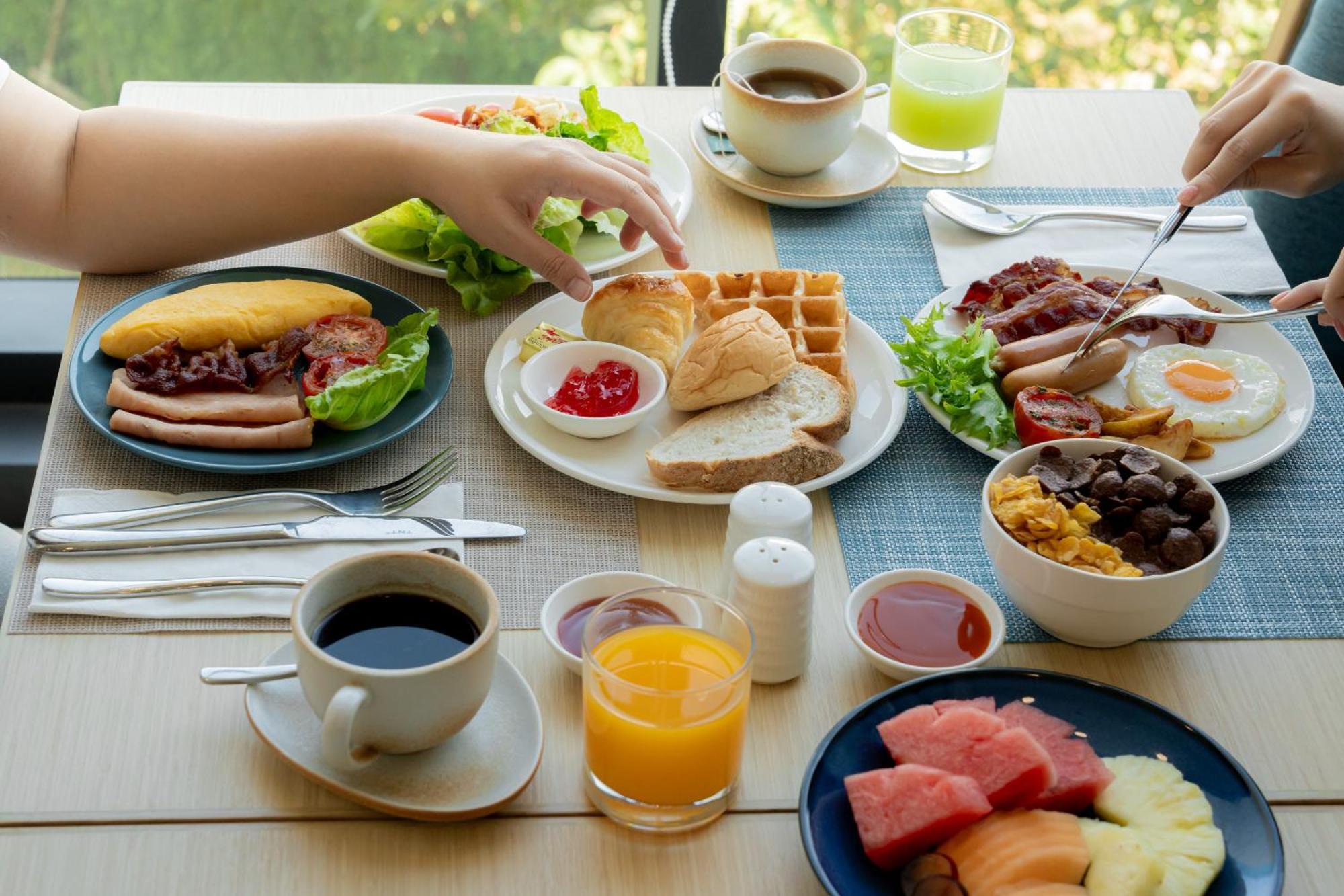 Somerset Pattaya Eksteriør billede A typical American breakfast