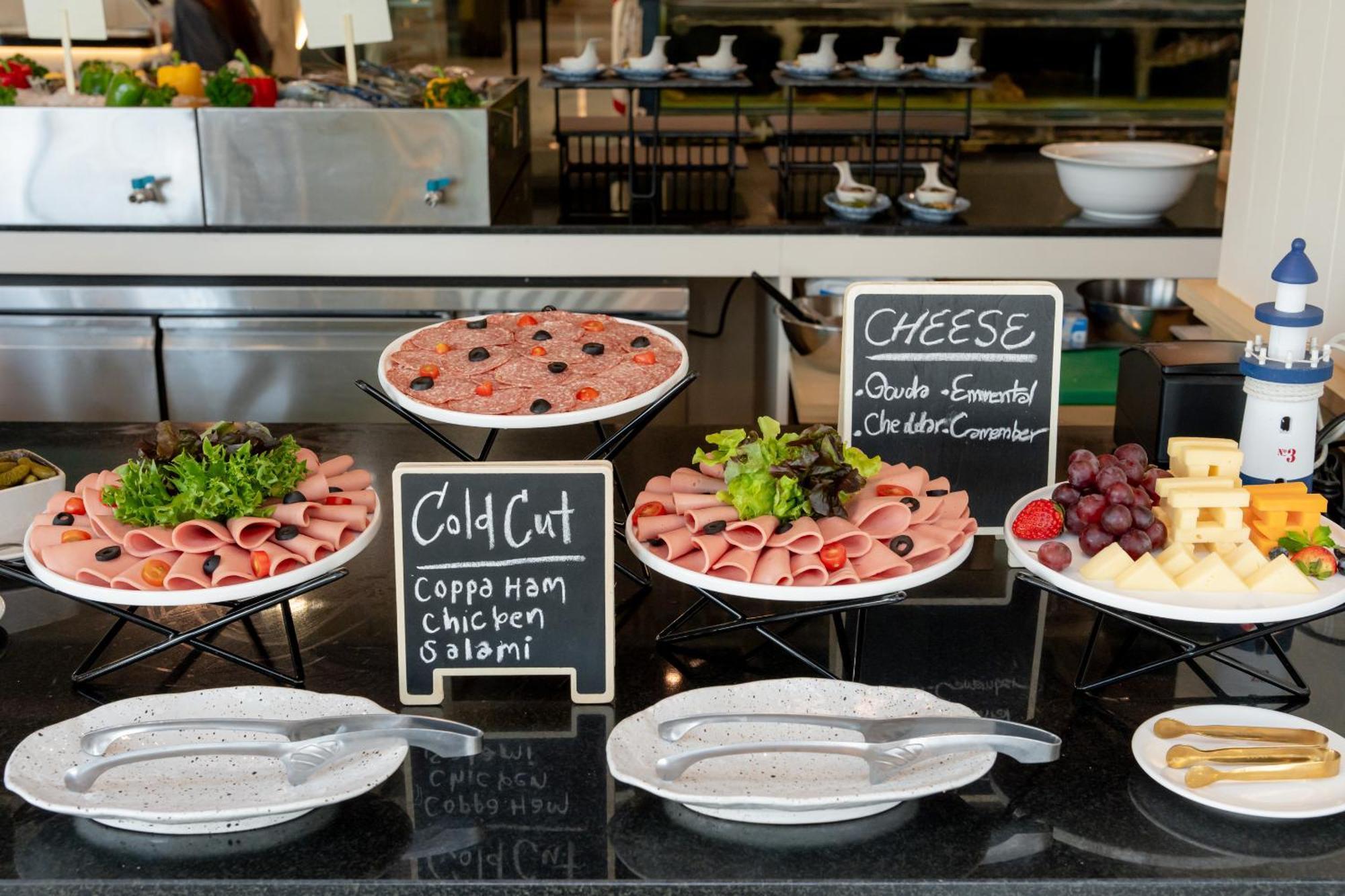 Somerset Pattaya Eksteriør billede A buffet with cold cuts and cheese