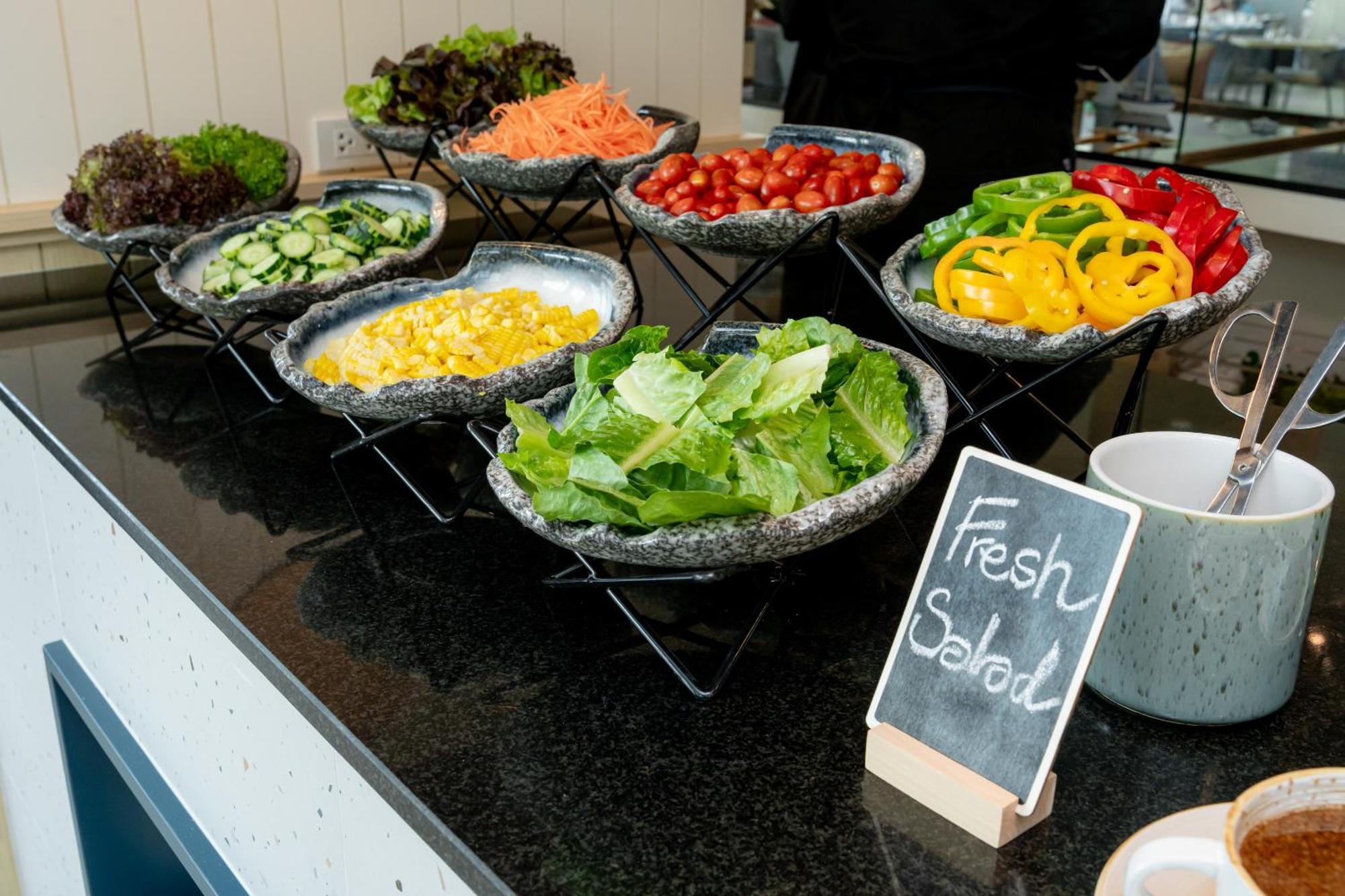 Somerset Pattaya Eksteriør billede A salad bar