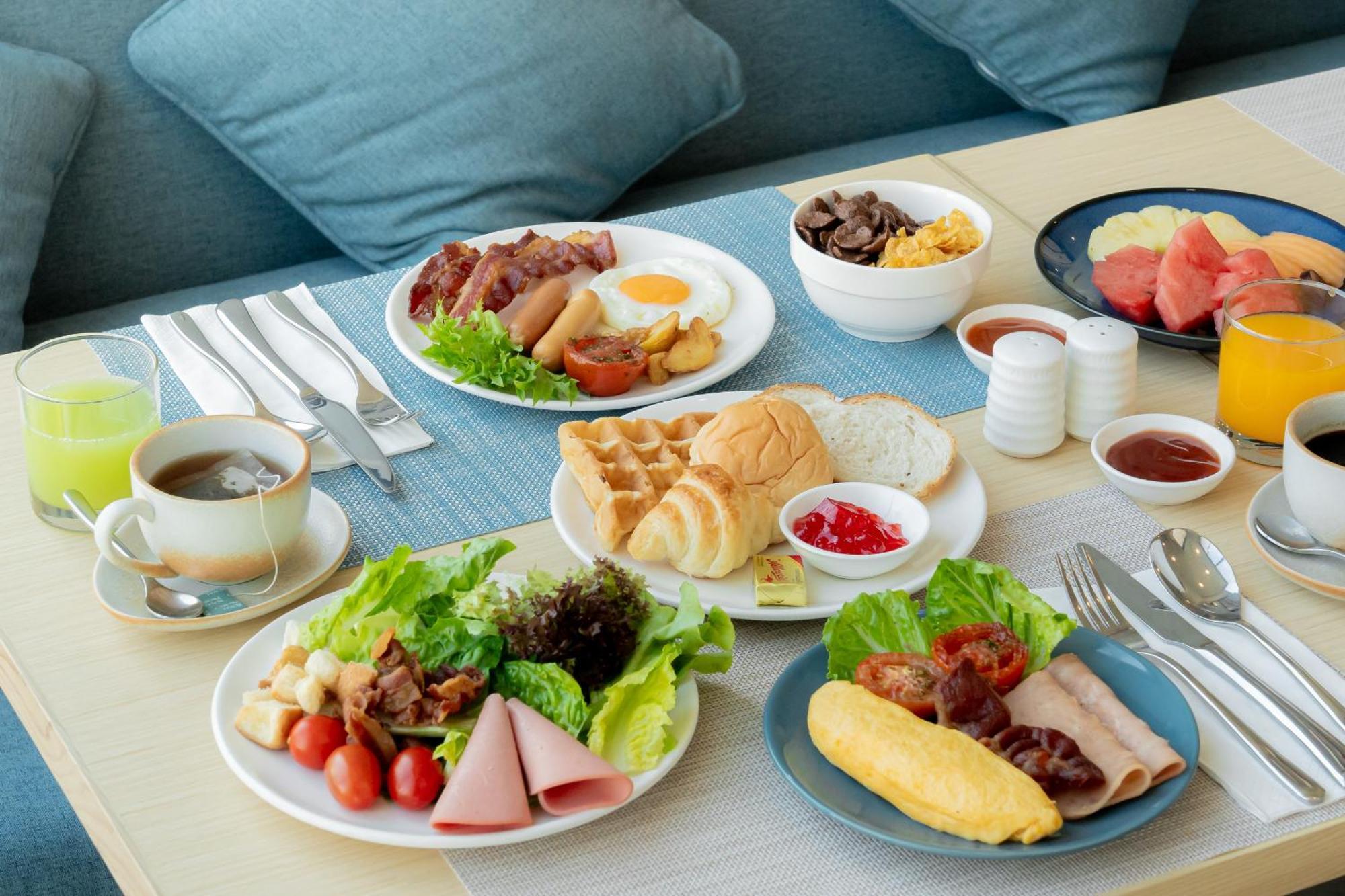 Somerset Pattaya Eksteriør billede A typical Western breakfast